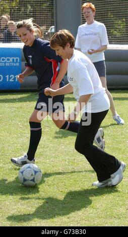 Die Abgeordnete für Sport, Medien und Kultur, Tessa Jowell im Einsatz beim Fußball gegen Shelly Cox, von der FA National Womens Academy im Erzbischöflichen Park in Lambeth, Süd-London. Tessa Jowell wurde von Kolleginnen und Abgeordneten für Match, die von Bundeskanzler Gordon Brown gestartet wurde, begleitet. Stockfoto