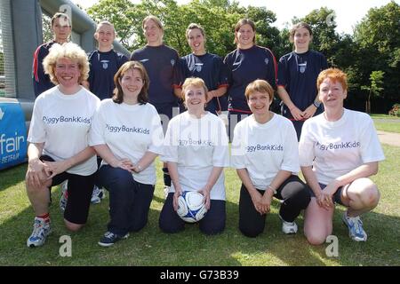 MP's, in der ersten Reihe von links nach rechts; MEG Munn, MP für Sheffield Heeley, Claire ward, MP für Watford, Bridgete Prentice, MP für Lewisham, Tessa Jowell, Ministerin für Sport, Medien und Kultur, und Vera Baird, MP für Redcarr, Mitglieder der FA National Womens Academy in der hinteren Reihe von links nach rechts; Emily Westwood, Laura Bassett, Katie Holtham, Shelly Cox, Catherine Beaver und Karen Carney vor einem Fußballspiel im Erzbischöflichen Park in Lambeth, Süd-London. Stockfoto