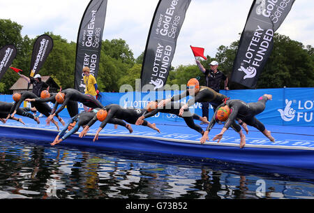 Triathlon - ITU World Series - PruHealth World Triathlon - London. Die Teilnehmer tauchen beim Start des Women's Elite Race während des PruHealth World Triathlon in London ins Wasser. Stockfoto