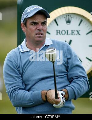 Der irische Golfspieler Paul McGinley steigt während einer Übungsrunde auf dem Royal Troon Golfplatz in Schottland auf den 7. Platz, um sich auf die 133. Open Golf Championship vorzubereiten, die am Donnerstag beginnt. Stockfoto