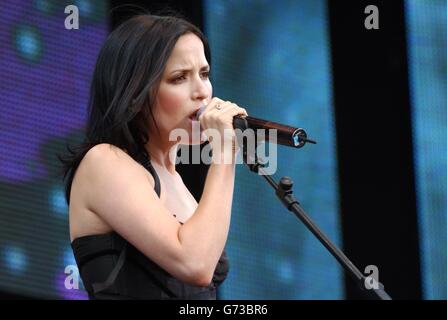 . . Andrea Corr, Leadsängerin der irischen Popgruppe The Corrs, tritt auf der Bühne während des Capital Radio Party in the Park Konzerts auf, das im Hyde Park, im Zentrum von London, zugunsten des Prince's Trust stattfand. Stockfoto