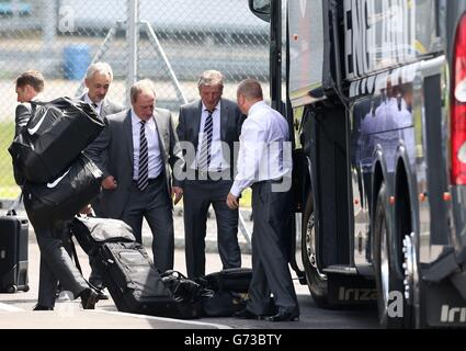 Fußball - Weltmeisterschaft 2014 - Abfahrt England - Flughafen Luton. England Manager Roy Hodgson (zweite rechts) am Flughafen Luton, Luton. Stockfoto