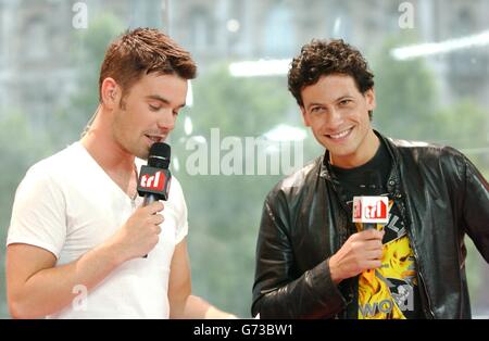 MTV-Moderator Dave Berry (links) mit Schauspieler Ioan Gruffudd während seines Gastauftritts in MTV's TRL - Total Request Live - Show, in ihren neuen Studios im Leicester Square, im Zentrum von London, um seinen neuesten Film 'King Arthur' zu promoten. Stockfoto