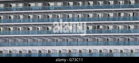 EIGENSTÄNDIGES Foto. Die Passagiere fotografieren von ihren Balkonen auf dem Cruse-Schiff Ruby Princess, das derzeit in Dublin angedockt ist. Stockfoto