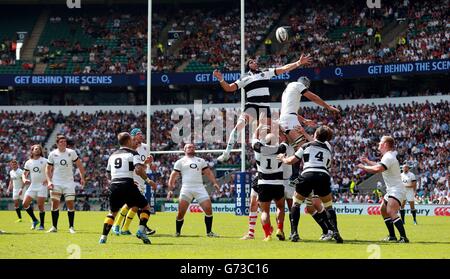 Rugby Union - International Friendly - England XV / Barbaren - Twickenham. Die Barbaren Juandre Kruger gewinnen beim Internationalen Freundschaftsspiel im Twickenham Stadium in London eine Linie. Stockfoto