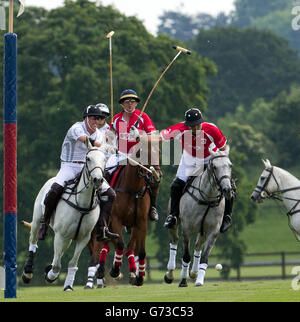 Der Duke of Cambridge spielt am zweiten Tag der Audi Polo Challenge im Coworth Park in der Nähe von Ascot, Berkshire, in einem wohltätigen Polospiel. Stockfoto