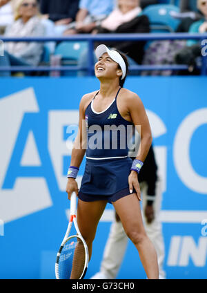 NUR zur redaktionellen Nutzung Großbritanniens Heather Watson lächelt wie eine Möwe unterbricht Spiel in ihrem Kampf gegen Elena Vesnina Russlands während der Aegon International Tournament in Devonshire Park, Eastbourne, Südengland. 20. Juni 2016. Simon Dack / Tele Bilder Stockfoto