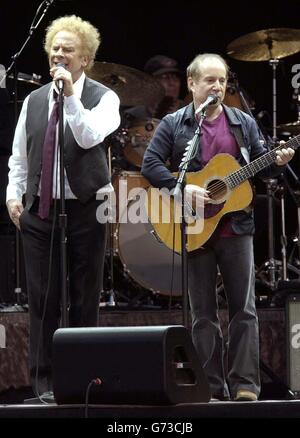 DAS US-Folk-Rock-Duo Paul Simon (rechts) und Art Garfunkel treten live im Hyde Park im Zentrum von London auf, ihr zweiter von zwei Konzerten in Großbritannien und der erste seit zwanzig Jahren. Stockfoto