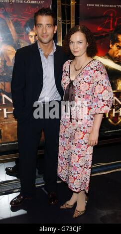 Der Star des Films Clive Owen und seine Frau Sarah-Jane kommen zur europäischen Filmpremiere von King Arthur am Empire Leicester Square im Zentrum von London an. Stockfoto