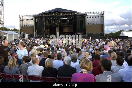 Fans erwarten den Auftritt des US-Folk-Rock-Duos Paul Simon und Art Garfunkel im Hyde Park im Zentrum von London, ihren zweiten von zwei Konzerten in Großbritannien und den ersten seit zwanzig Jahren. Stockfoto