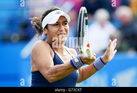 NUR zur redaktionellen Nutzung Großbritanniens Heather Watson spielt einen Schuss gegen Elena Vesnina Russlands in ihrem ersten Vorrundenspiel während der Aegon International Tournament in Devonshire Park, Eastbourne, Südengland. 20. Juni 2016. Simon Dack / Tele Bilder Stockfoto