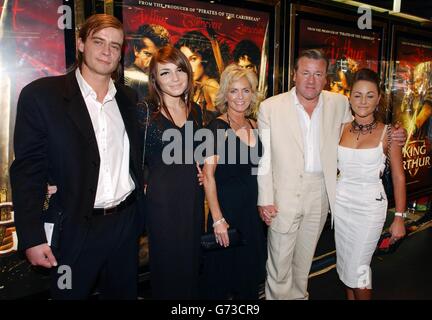 Der Star des Films Ray Winstone (zweiter rechts) und seine Familie kommen zur europäischen Filmpremiere von King Arthur am Empire Leicester Square im Zentrum von London an. Stockfoto