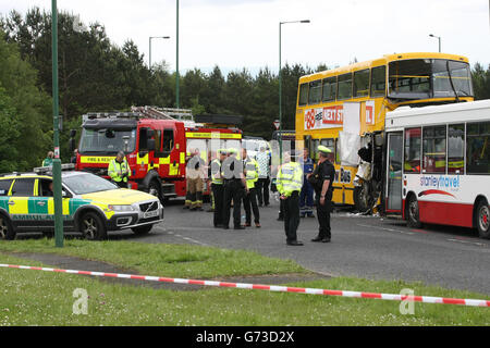 Die Szene eines Zusammenstoßes mit zwei Schulbussen an einer Kreuzung auf der A693 in Stanley, Land Durham, die sich heute Morgen um 8.20 Uhr ereignete. Stockfoto
