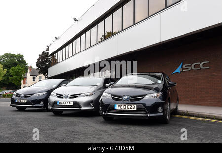 Toyota Flottenübergabe an SCC - Birmingham. Eine Flotte von Toyota-Autos außerhalb von SCC, James House, Warwick Road, Tyseley. Stockfoto