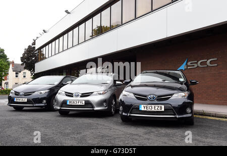 Toyota Flottenübergabe an SCC - Birmingham. Eine Flotte von Toyota-Autos außerhalb von SCC, James House, Warwick Road, Tyseley. Stockfoto