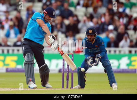 Cricket - Royal London One-Day International Series - Fifth One Day International - England / Sri Lanka - Edgbaston. Der englische Alastair Cook klatschte während der One Day International in Edgbaston, Birmingham. Stockfoto