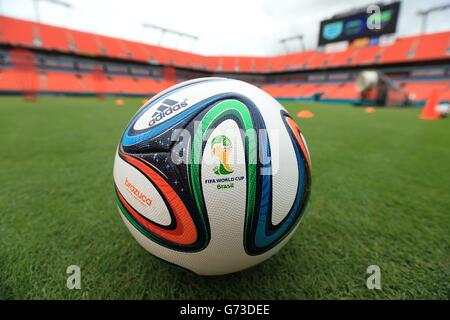 Fußball - Weltmeisterschaft 2014 - Miami Training Camp - England gegen Ecuador - England Training Session - Sun Life Stadium. Ein Blick auf die offizielle FIFA Fußball-Weltmeisterschaft „Brazuca“ im Sun Life Stadium in Miami, USA. Stockfoto