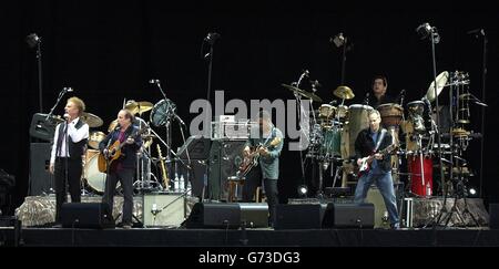 DAS US-Folk-Rock-Duo Paul Simon (rechts) und Art Garfunkel treten im Hyde Park im Zentrum von London zum zweiten Mal in Großbritannien auf, zum ersten Mal seit zwanzig Jahren. Stockfoto