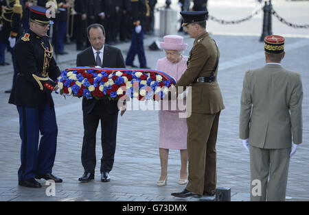 Königin Elisabeth II. Legt mit dem französischen Präsidenten Francois Hollande einen Gedenkkranz am Triumphbogen in Paris während eines Staatsbesuchs in Frankreich ab. Stockfoto