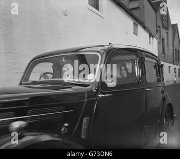 John George Haigh (l.) lachend verlässt er Lewes, Sussex, mit dem Auto in das Wandsworth Gefängnis in London, nachdem er wegen des Mordes an Frau Olive Durand-Deacon, einem der Opfer der sogenannten „Acid Bath Morde“, in Sussex zum Tode verurteilt worden war. Stockfoto