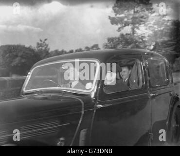 John George Haigh lächelt, als er das Gefängnis Lewes auf dem Weg zum Assize-Gericht verlässt, um am zweiten Tag seiner Spur wegen des Mordes an Frau Olive Durand-Deacon, einem der Opfer der sogenannten „Morde an saurem Bad“, zu sein. Haigh wurde später für seine Verbrechen hingerichtet. Stockfoto