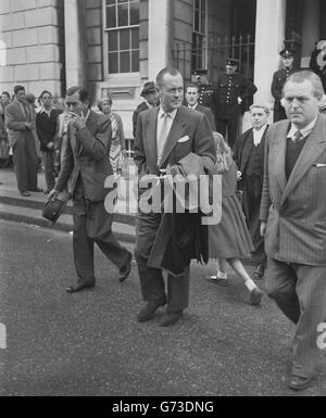 Der amerikanische Filmschauspieler Robert Montgomery, Star des Films „Night must Fall“, zu sehen in Lewes, Sussex, als er als Zuschauer beim Prozess gegen den 39-jährigen John George Haigh, den Firmendirektor, der wegen des Mordes an Frau Olive Durand-Deacon vor Gericht gestellt wurde, Eines der Opfer der sogenannten „Morde an sauren Bädern“. Stockfoto