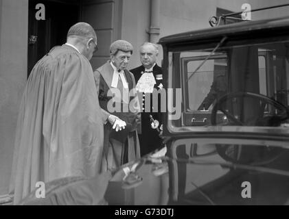 Richter Humphreys geht zum Lewes Assizes Court, um den Fall gegen John George Haigh anzuhören, der wegen des Mordes an Frau Olive Durand-Deacon, einem der Opfer der sogenannten „Acid Bath Morde“, vor Gericht gestellt wird. Stockfoto