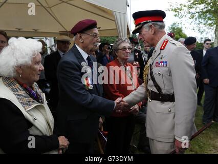 Der Prinz von Wales begrüßt Veteranen und Witwen der Normandie nach einem Gedenkgottesdienst bei der Dritten Fallschirmjäger-Brigade und dem kanadischen Fallschirmkorps-Denkmal, Le Mesnil Bavent, Normandie, Frankreich, als Veteranen den 70. Jahrestag der Landungen des D-Day während des Zweiten Weltkriegs begehen Stockfoto