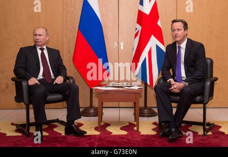 Der britische Premierminister David Cameron trifft sich mit dem russischen Präsidenten Wladimir Putin (links) auf dem Pariser Flughafen Charles De Gaulle, während sie vor dem 70. Jahrestag der gedenkfeier des D-Tages nach Frankreich reisten. Stockfoto