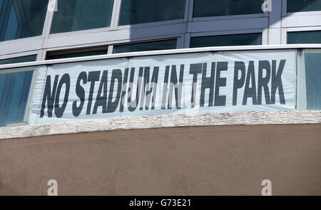 Banner gegen das Stadion am Veranstaltungsort von David Beckham, Miami Beckham United, MLS Soccer Franchise auf dem Tiefwasserboot neben dem Haus der NBA-Seite, dem Miami Heat . Stockfoto