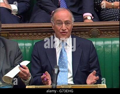 Der Oppositionsführer Michael Howard antwortet auf die Erklärung des britischen Premierministers Tony Blair während einer Debatte im Unterhaus über den Butler-Bericht über die Versäumnisse der Geheimdienste im Irak. Stockfoto