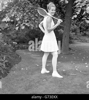 Die griechische Spielerin Carole Kalogeropoulos modelliert vor dem Start von Wimbledon ein Teddy Tinling-Kleid. Sie posierte für Bilder auf dem Dachgarten von Derry & Toms in Kensington. Stockfoto