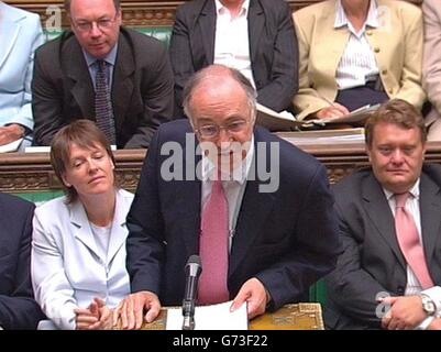 Oppositionsführer Michael Howard spricht im Londoner Unterhaus während der Fragen des Premierministers. Stockfoto