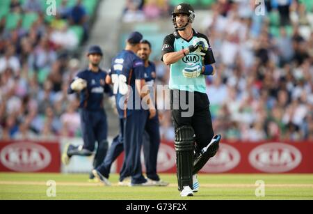 Surreys Kevin Pietersen verlässt das Feld, nachdem er während des NatWest T20 Blast, South Division Matches beim Kia Oval, London, entlassen wurde. Stockfoto