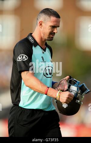 Surreys Kevin Pietersen verlässt das Feld, nachdem er während des NatWest T20 Blast, South Division Matches beim Kia Oval, London, entlassen wurde. Stockfoto