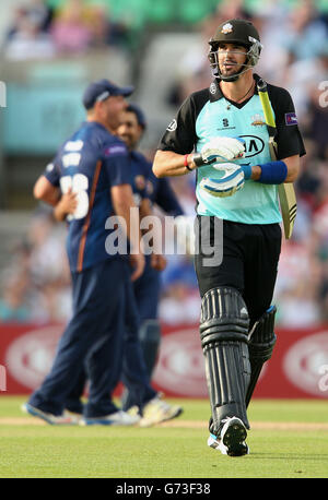 Surreys Kevin Pietersen verlässt das Feld, nachdem er während des NatWest T20 Blast, South Division Matches beim Kia Oval, London, entlassen wurde. Stockfoto