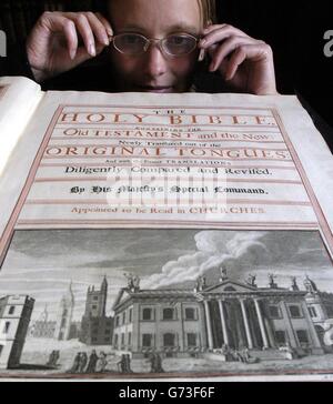 Abgebildet ist Victoria Crake aus Lyon und Turnbull Auctioneers mit der 'Essig Bible' eine Heilige Bibel von 1717, die das Alte Testament und das Neue enthält: Neu übersetzt aus den ursprünglichen Sprachen und mit früheren Übersetzungen sorgfältig verglichen und überarbeitet, die für zwischen 2500 und 3500 auf der Jordanstone-Hausauktion in Alyth, Perthshire verkauft wurde. Stockfoto