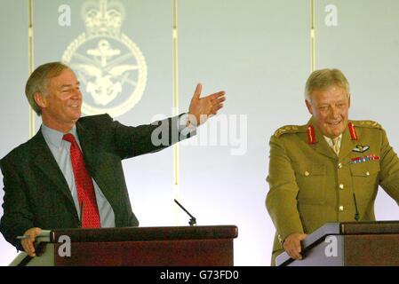 Verteidigungsminister Geoff Hoon (links) und Verteidigungsminister Adam Ingram halten eine Pressekonferenz zur Modernisierung der Streitkräfte im Metropole Building, Northumberland Avenue, London, im Anschluss an die Erklärung von Geoff Hoon im House of Parliament ab. Stockfoto