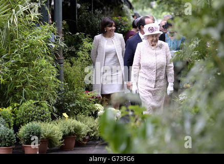 Königin Elisabeth II. Mit der Bürgermeisterin von Paris Anne Hidalgo, die auf dem Blumenmarkt nach Marche aux Fleurs - reine Elizabeth II. Geht, in der Nähe der Kathedrale Notre Dame in Paris, während ihr dreitägiger Staatsbesuch in Frankreich zu Ende geht Stockfoto