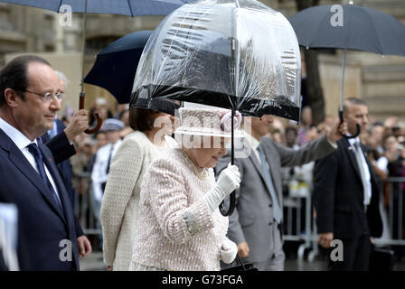 Königin Elizabeth II. Mit dem französischen Präsidenten Francois Hollande, die auf dem Blumenmarkt nach Marche aux Fleurs - reine Elizabeth II. Geht, in der Nähe der Kathedrale Notre Dame in Paris, als ihr dreitägiger Staatsbesuch in Frankreich zu Ende geht Stockfoto
