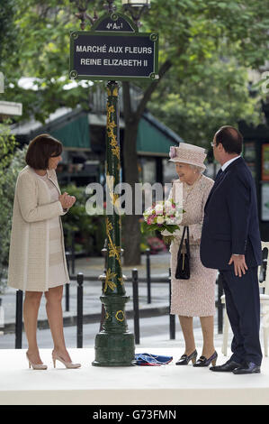 Königin Elizabeth II. Mit dem französischen Präsidenten Francois Hollande und der Pariser Bürgermeisterin Anne Hidalgo (links) bei einem Besuch des Blumenmarktes in den Marken aux Fleurs - reine Elizabeth II., In der Nähe der Kathedrale Notre Dame in Paris, als ihr dreitägiger Staatsbesuch in Frankreich zu Ende geht. PRESSEVERBAND Foto. Bilddatum: Samstag, 7. Juni 2014. Siehe PA Geschichte ROYAL Queen. Bildnachweis sollte lauten: Owen Humphreys/PA Wire Stockfoto