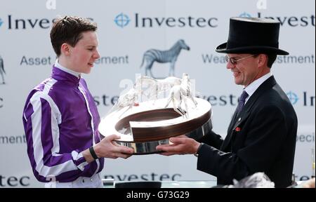 Jockey Joseph O'Brien (links) und Trainer Aidan O'Brien mit der Derby-Trophäe nach ihrem Sieg mit Australien im Investec Derby auf der Epsom Downs Racecourse, Surrey. Stockfoto