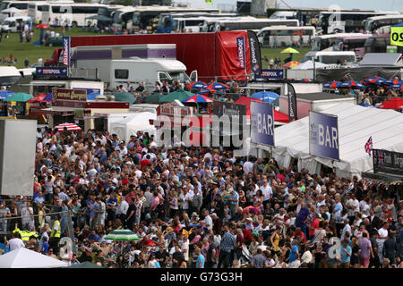 Rennfahrer auf dem Hügel feuern die Pferde während des Investec Derby Day auf der Epsom Downs Racecourse in Surrey an. DRÜCKEN Sie VERBANDSFOTO. Bilddatum: Samstag, 7. Juni 2014. Siehe PA Story RACING Epsom. Bildnachweis sollte lauten: Steve Parsons/PA Wire. Stockfoto