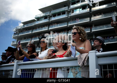 Rennfahrer feuern die Pferde während des Investec Derby Day auf der Epsom Downs Racecourse in Surrey an. Stockfoto