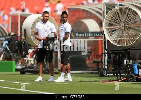 Vor dem International Friendly im Sun Life Stadium, Miami, USA, wurde der englische Raheem Sterling (rechts) und der verletzte Teamkollege Alex Oxlade Chamberlain ausgesetzt. DRÜCKEN SIE VERBANDSFOTO. Bilddatum: Samstag, 7. Juni 2014. Siehe PA Story SOCCER England. Bildnachweis sollte lauten: Mike Egerton/PA Wire. Stockfoto