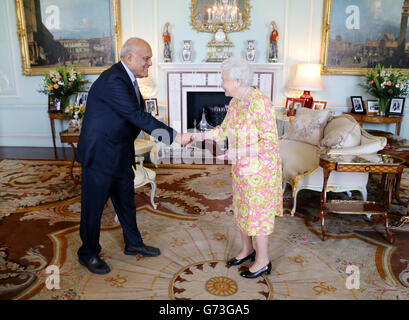 Königin Elizabeth II. Empfängt Sir Magdi Yacoub bei einer Audienz im Buckingham Palace, London, wo er die Insignien eines Mitglieds des Verdienstordens vorstellte. Stockfoto