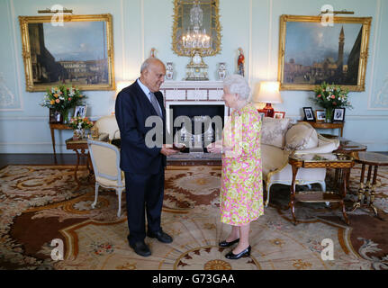 Königin Elizabeth II. Empfängt Sir Magdi Yacoub bei einer Audienz im Buckingham Palace, London, wo er die Insignien eines Mitglieds des Verdienstordens vorstellte. Stockfoto