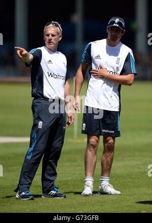 England-Cheftrainer Peter Moores und Kapitän Alastair Cook (rechts) während einer Nets-Session am Lords Cricket Ground, London. Stockfoto