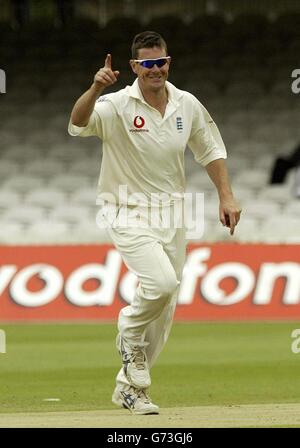 Der englische Spin-Bowler Ashley Giles feiert, nachdem er am letzten Tag des ersten npower-Testmatches bei Lords das Dickicht von West Indies' Batman Dwayne Bravo genommen hat. Stockfoto