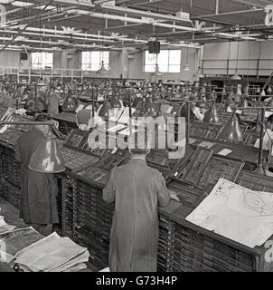 Historisches Bild der großen Typsetting Abteilung der Druck Firma Hazell, Watson & Viney, Aylesbury, England der 1950er Jahre.  Der Prozess der manuellen Satz Seiten der Bücher, mit gespeicherten Buchstaben und Symbole zum Erstellen von Text. Stockfoto